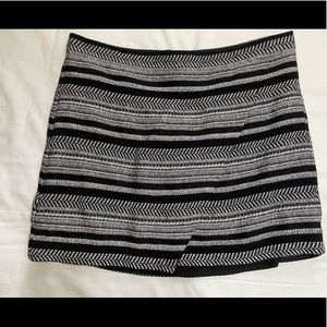 J. Crew black & white patterned mini skirt. Women’s Size 10.